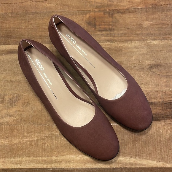Ecco Women's Burgundy Heels - Picture 8 of 10